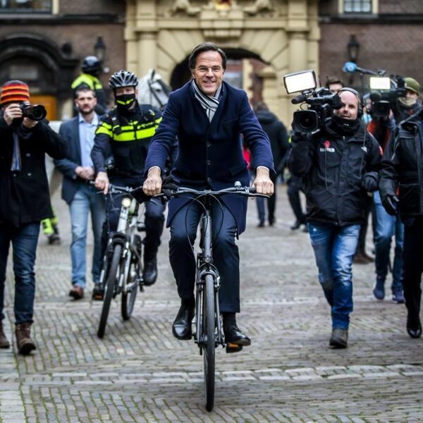 Waarom wil VVD-lijsttrekker Mark Rutte dat wij hem fietsend zien? | NPO  Radio 1
