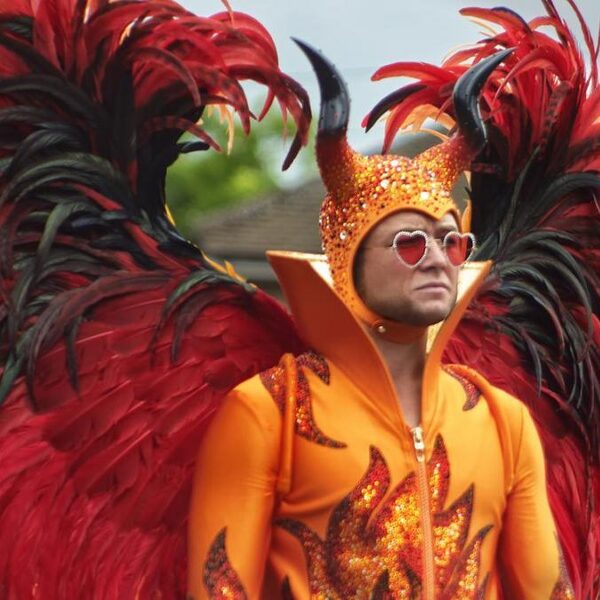Elton John als neergestorte engel