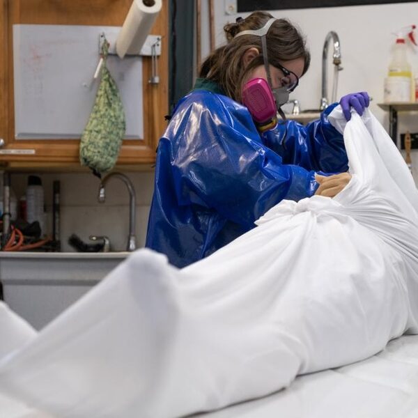 In dit crematorium gaat het cremeren van coronadoden 24/7 door: 'Nog nooit meegemaakt'