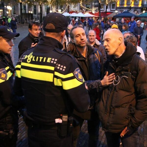 Blijf met je poten van onze politici af