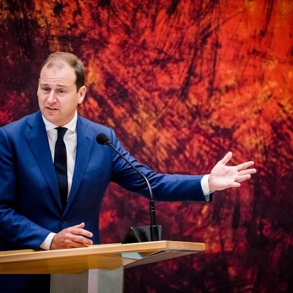 Asscher: 'Zorgmedewerkers moeten structurele waardering krijgen'