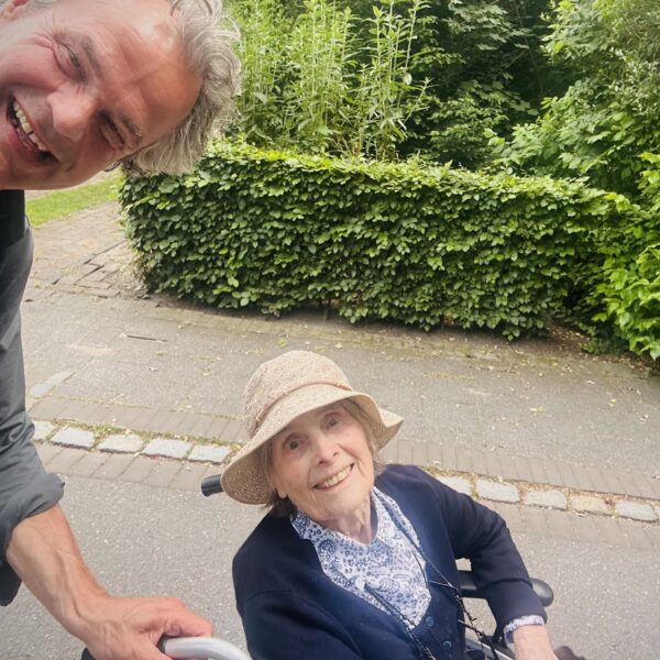 Tineke (87) breekt heup na een val. Maar hoe ga je verder? 'Als ik thuis ben ga ik dansen'