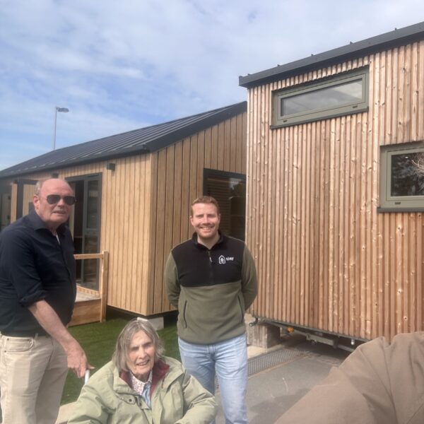 Na een gebroken heup zoekt Tineke (87) naar een nieuwe woonplek: 'Een Tiny House? Ik zie dat wel zitten'