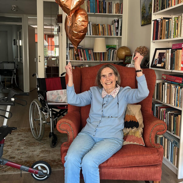 Tineke (87) mag na haar gebroken heup eindelijk naar huis, maar dan schiet ze vol: 'Waarom moet je huilen?'