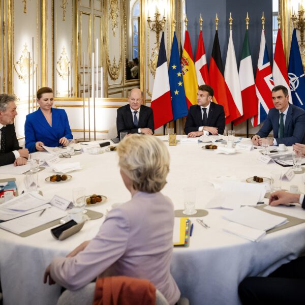 'Vertrouwenscrisis' tussen de EU en VS door onderhandelingen met Rusland: 'Trump kan niets weggeven namens Europa'