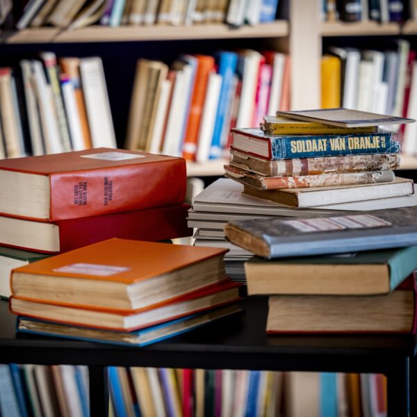 Waarom hebben (oude) boeken zo'n typische geur?