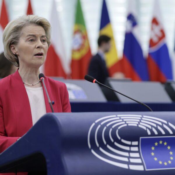 Trump wil 'Europa uit elkaar spelen' met handelsoorlog: 'Moeten verenigd als één blok terugslaan'