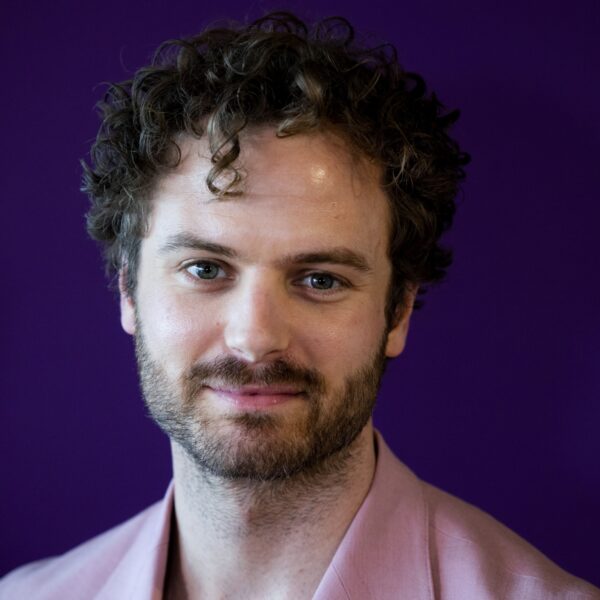 Jim Bakkum geprezen om theaterrol: 'Recensie hangt ingelijst naast mijn gouden platen'