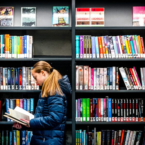 Leesvaardigheid onder jongeren zwaar ondermaats: 'Grote verantwoordelijkheid bij ouders'