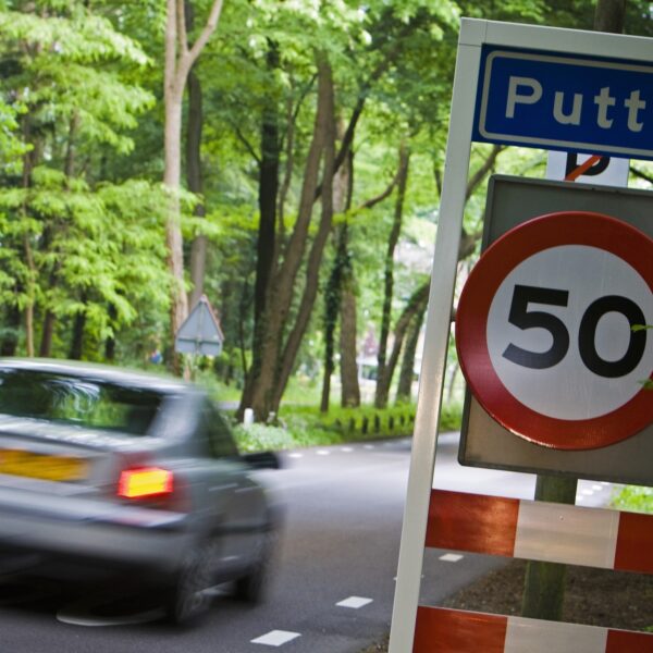 Hoe worden de maximumsnelheden op wegen bepaald?