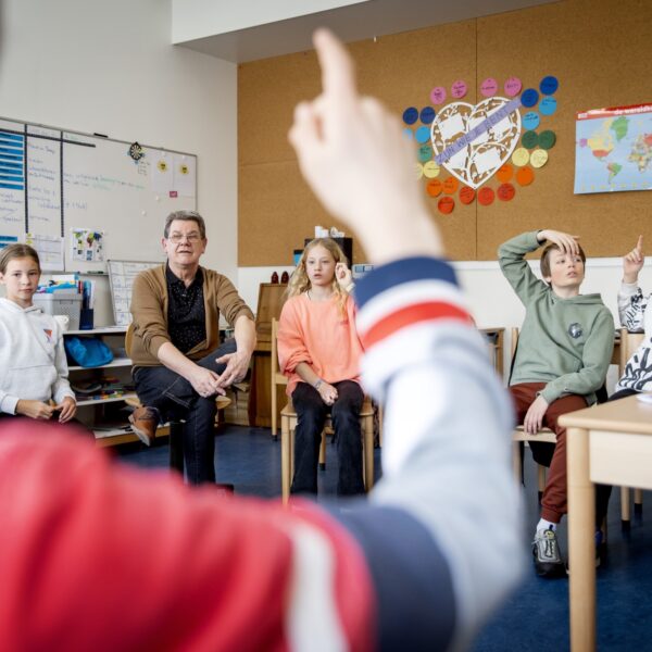 Kabinet wil lerarentekort oplossen met campagne: 'Voor de klas gebeuren de mooiste dingen'