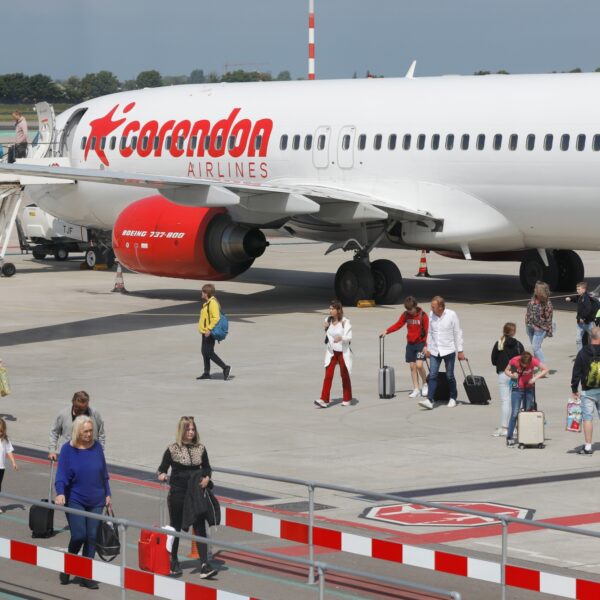 Waarom hollen mensen richting de uitgang zodra het vliegtuig geland is?