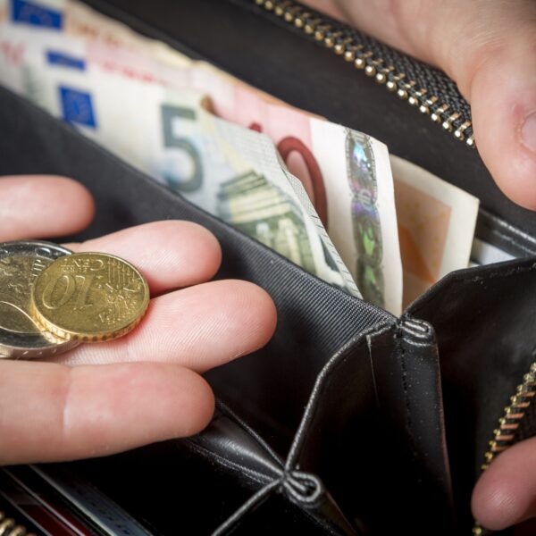 Nederland heeft enorm bedrag aan spaargeld: 'Niet goed voor de economie, geld moet rollen'