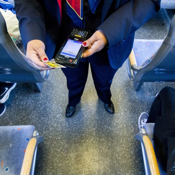 Treinkaartjes worden wéér duurder, maar 'er is alle reden om spoorvervoer aantrekkelijk te houden'