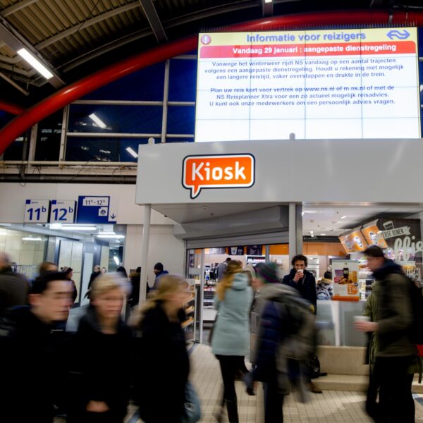 Treinverkeer plat en bacterie in water: hoe communiceren overheid en bedrijven in crisis? 'Ook verantwoordelijkheid van mensen zelf'