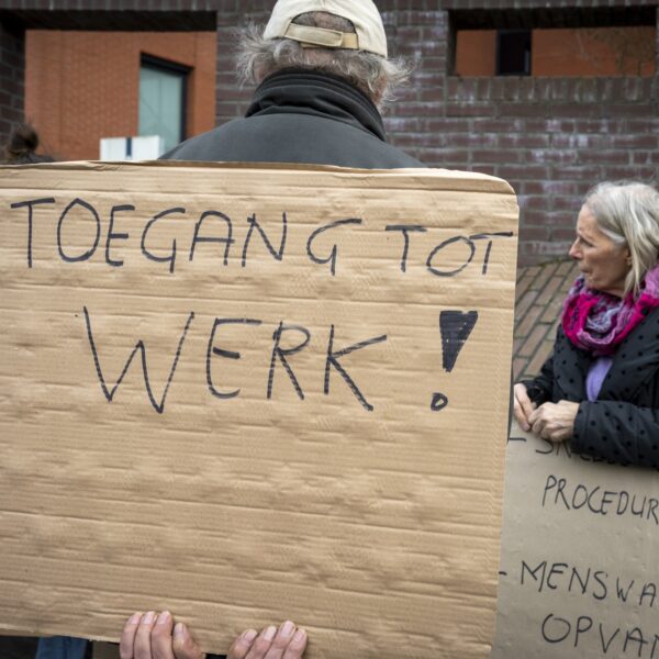 Tegen welke problemen lopen asielzoekers aan bij het zoeken naar werk?