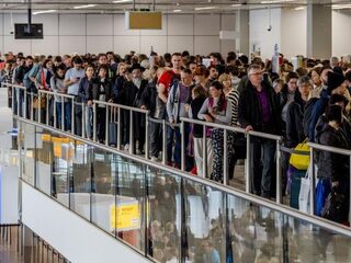 Schiphol geeft toe: het is te druk