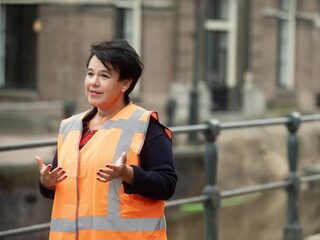 Kademuur aan de Grimburgwal in Amsterdam ingestort