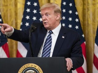 'Enorme druk op Trump vanuit conservatieve hoek om coronamaatregelen op te heffen'