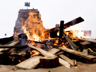 Vreugdevuur was 13 meter hoger dan toegestaan - maar niemand greep in