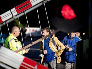 Staatssecretaris Van Veldhoven prijst actie ProRail afsluiten spoorovergang Lunteren