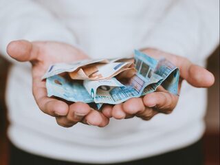 Stand.nl: Om bedrijven overeind te houden moeten werknemers bereid zijn in te leveren