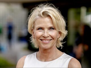 Anita Witzier herdenkt de coronadoden: 'Achter ieder cijfer zit een mens'