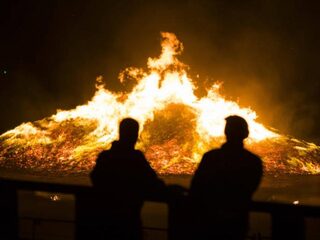 Burgemeester twijfelt aan vreugdevuren na 'bizarre' vonkenregen Scheveningen