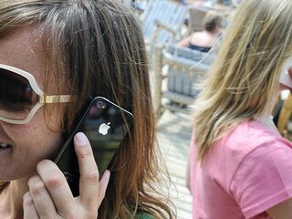 Vandaag op NPO Radio 1: bellen in de EU en multiprobleemgezinnen