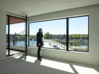 Slecht mobiel bereik in nieuwbouwhuizen: buiten op een bankje bellen