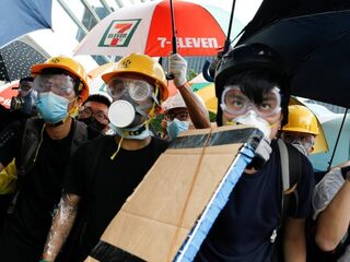 Nieuwe rellen Hongkong, parlementsgebouw geramd