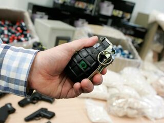 Podcast De Dag: Waar al die handgranaten vandaan komen