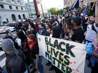 Truck rijdt in op demonstranten Minneapolis, alleen chauffeur gewond