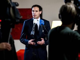 Stand.nl: 'Minister Hoekstra moet zijn poot stijf houden rondom de staatssteun aan KLM'