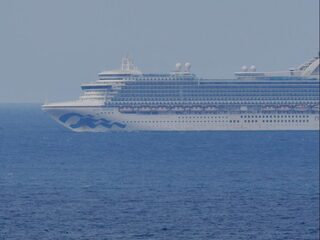 Cruiseschepen dobberen voor Australische kust, bemanning mag niet van boord