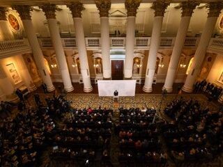 May zet kleine stapjes, maar ze zijn momenteel groot genoeg voor Brussel