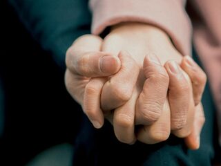 Afscheid nemen in coronacrisis: 'Hartverscheurend om mensen weg te houden van geliefden'