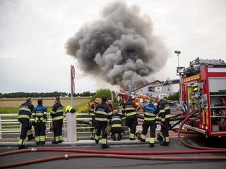 Grote brand bij Polderbaan Schiphol, geen hinder vliegverkeer