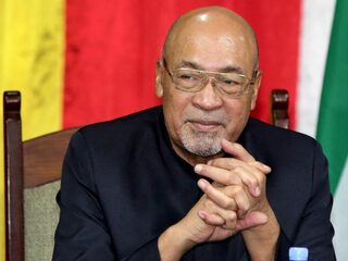 Stand.nl: De heldenontvangst van Bouterse in Suriname is shockerend