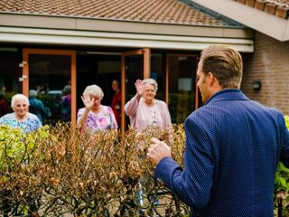 Stichting daagt Staat voor sluiten verpleeghuizen bij één coronageval; ook ActiZ boos