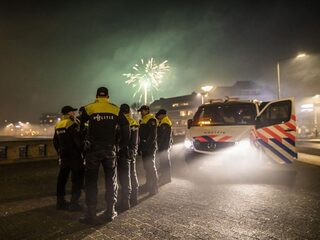 Hulpdiensten met Oud en Nieuw minder gealarmeerd, maar agressie naar agenten blijft