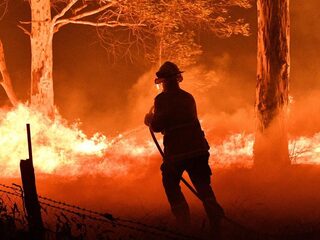 Podcast De Dag: brand bestrijden in Australië 'de adrenaline pompt m'n oren uit'