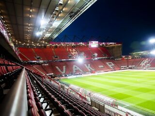 Wie zit er op de tribune bij de start van de eredivisie?