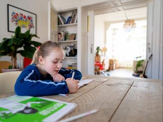 Stand.nl: Het is onvermijdelijk dat leerverschillen groter worden door thuis les te geven