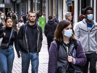 Epidemioloog Arnold Bosman: 'Mondkapjes op straat, winkels en scholen'