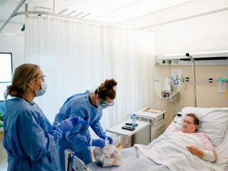 Moet ook Nederland de tweede vaccindosis uitstellen? 'Het is een duivels dilemma'