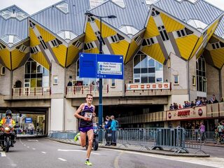 Marathon Rotterdam zet tegen hitteberoertes koelbad in bij finish