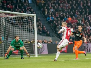 Ajax wint met 1-0 van PSV, ondanks uitvallen van drie spelers