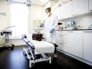 Is het Pfizervaccin 'te complex' voor huisartsen?