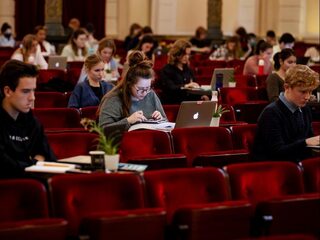 Aanvullende beurs wordt niet altijd benut, maar studenten lenen wel bij